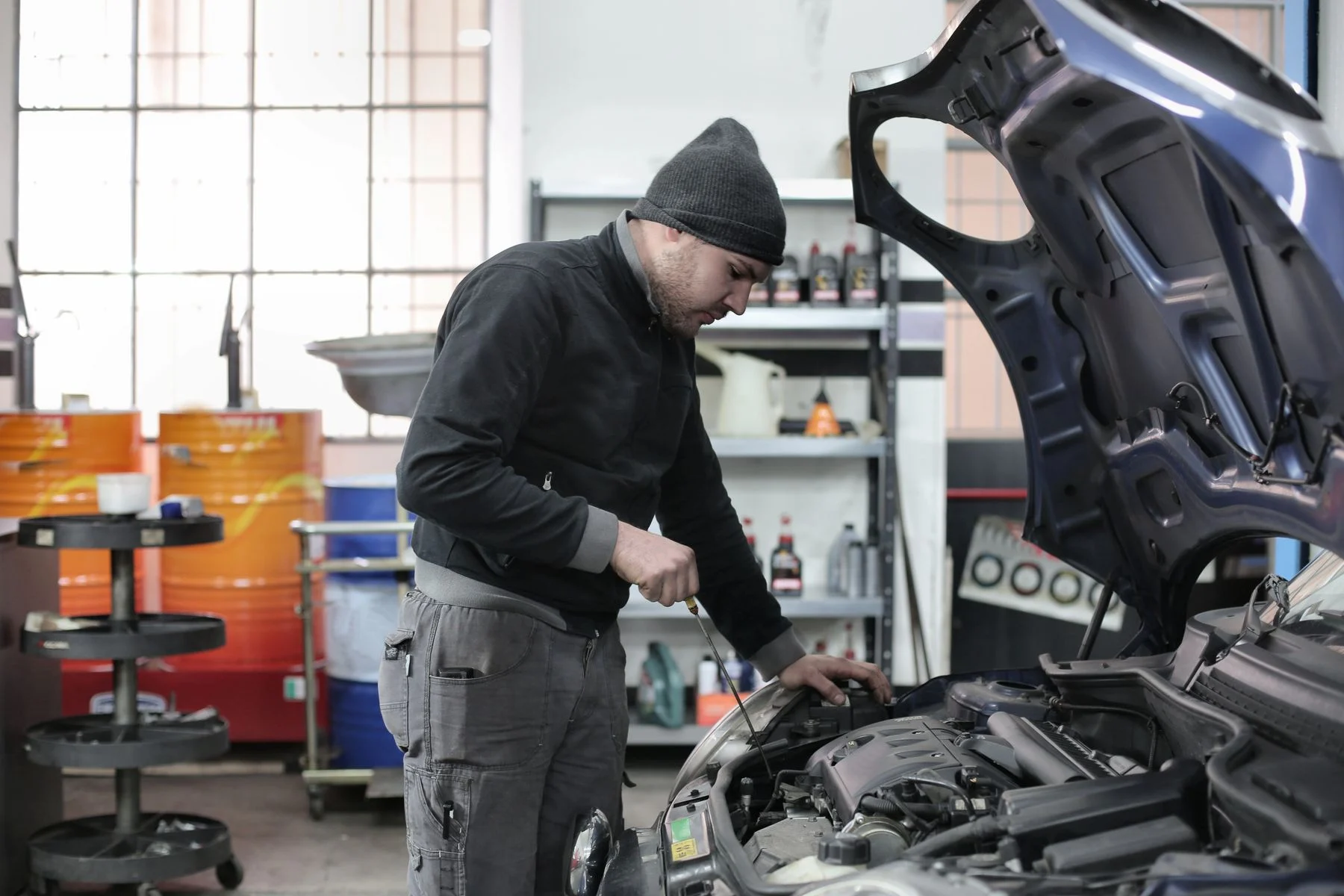 Inspección del motor de un auto con el capó abierto
