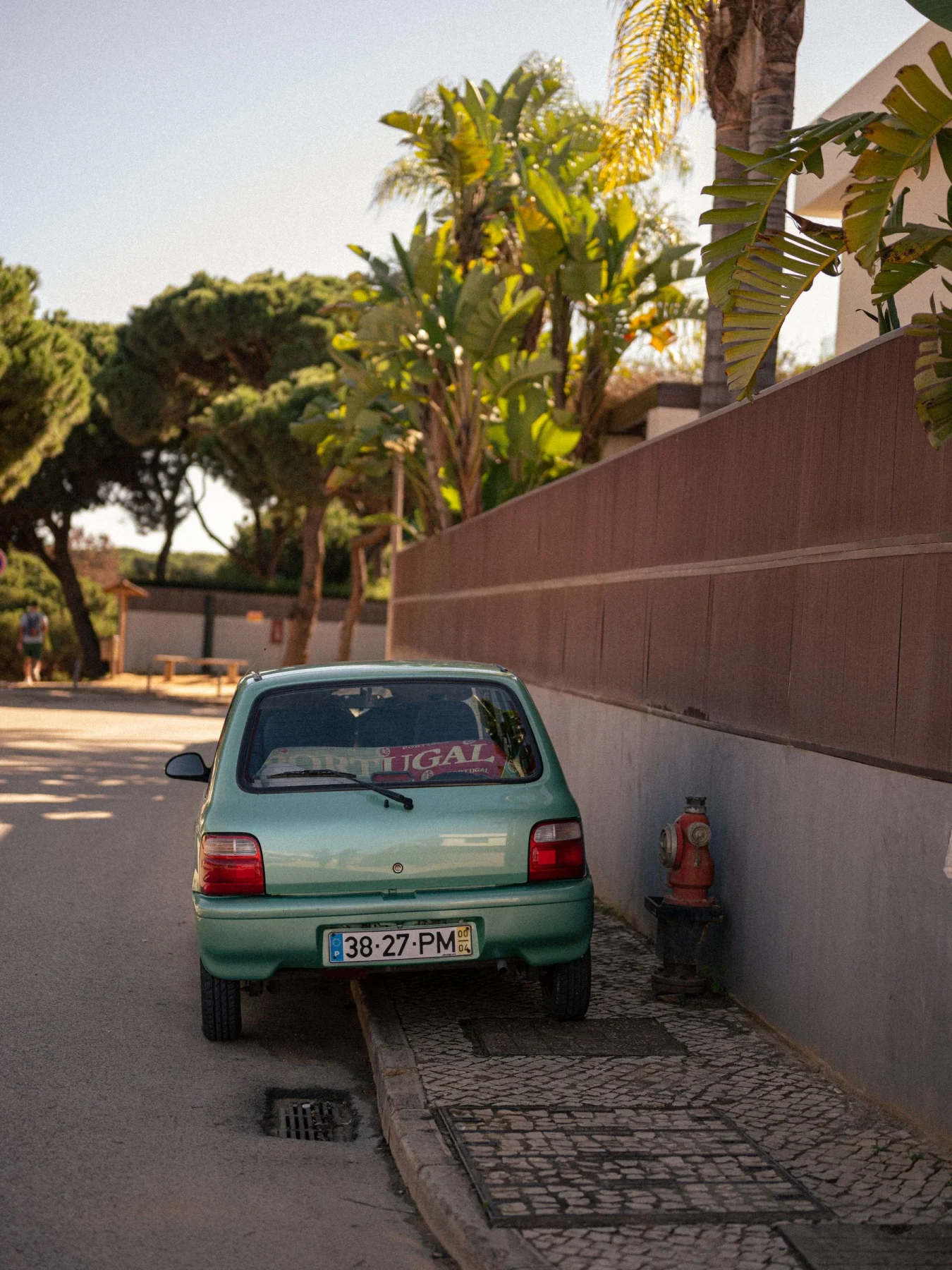 Auto pequeño verde estacionado en una calle